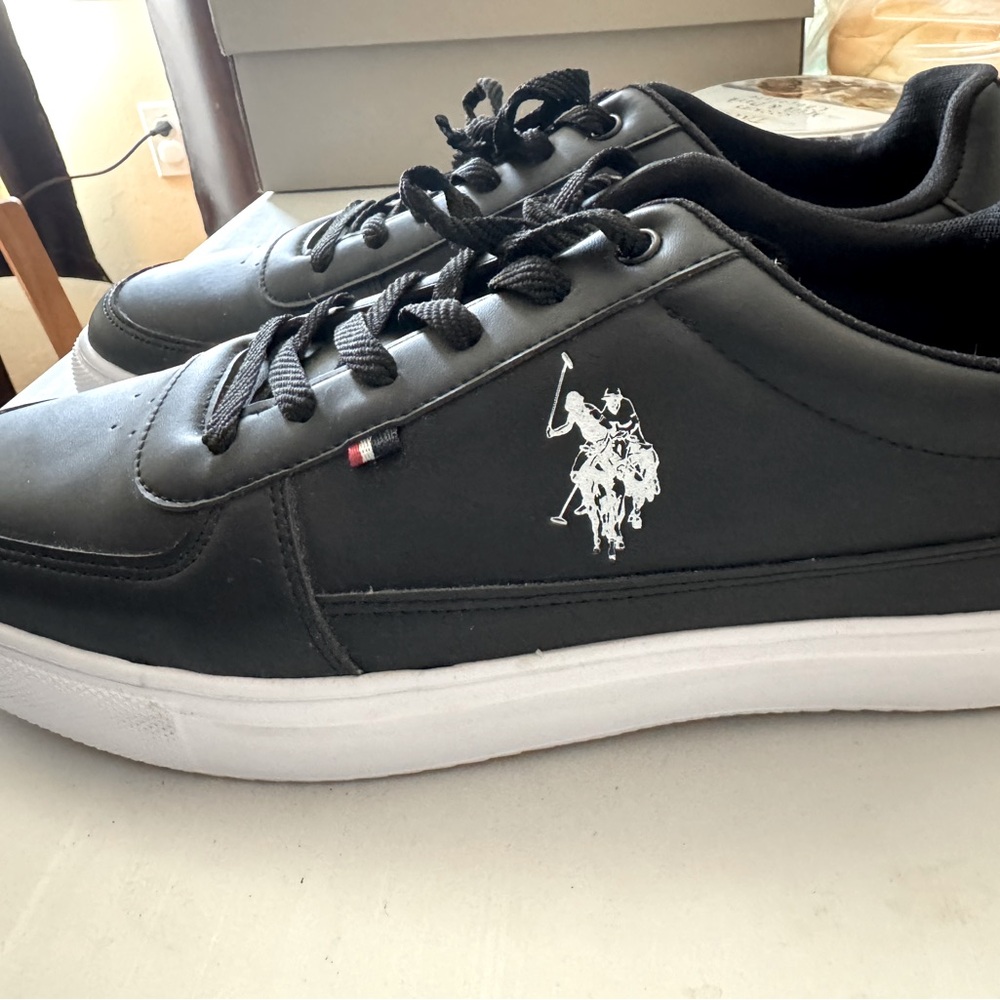 Men’s sneakers in black, very practical and lightweight. Worn only once.